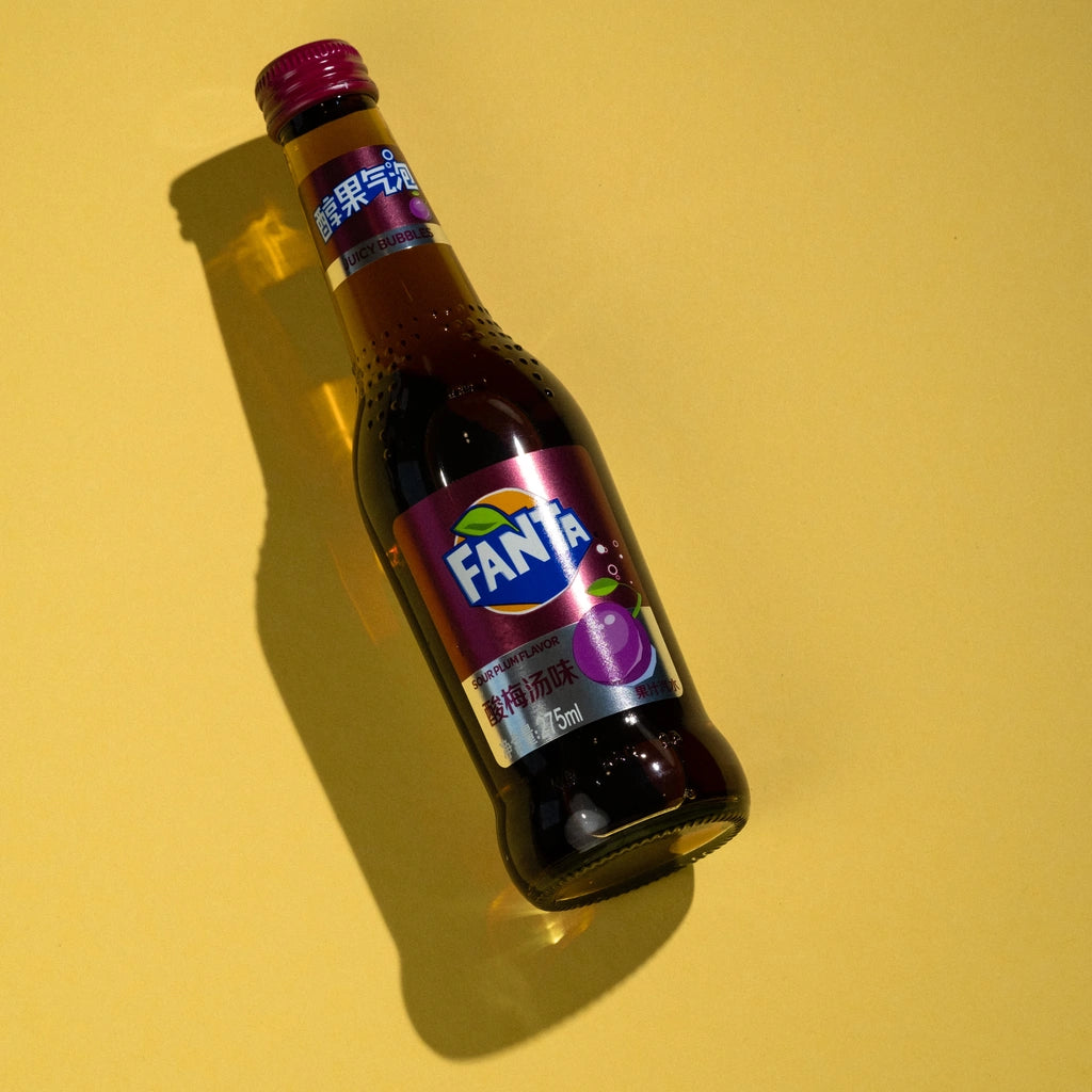 Erfrische deinen Gaumen mit dem einzigartigen Geschmack von Fanta Sour Plum: Ein erfrischendes Getränk mit einem sauren Hauch von Pflaumen, das dir eine unverwechselbare Geschmackserfahrung bietet. Perfekt für einen erfrischenden Genuss, der deine Sinne belebt!