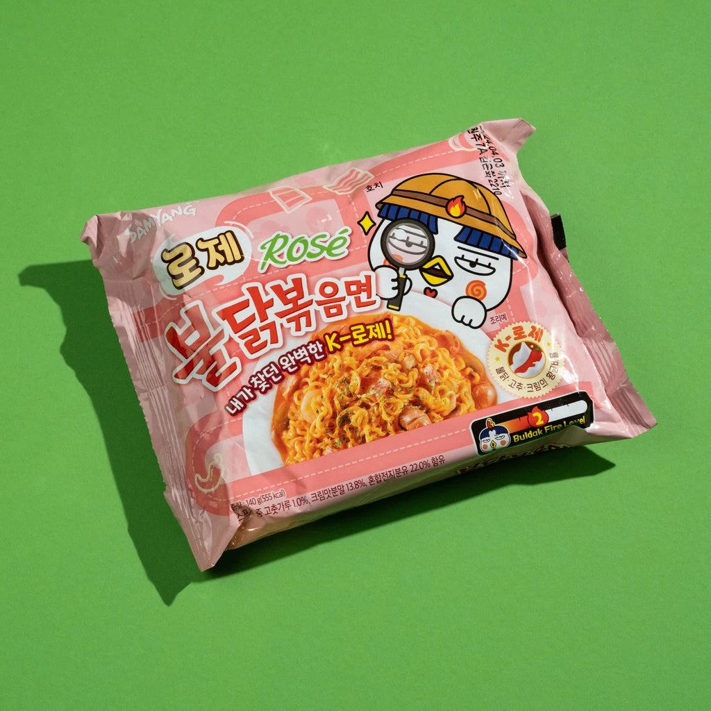 Genieße die gewagte Fusion von Samyang Buldak Ramen Hot Chicken Rosé: Feurige Ramen-Nudeln, vereint mit einer verlockenden rosafarbenen Soße, die die Schärfe des Hot Chicken-Geschmacks mit einer cremigen Note verschmilzt. Ein unvergessliches Geschmackserlebnis für Abenteurer und Feinschmecker gleichermaßen.